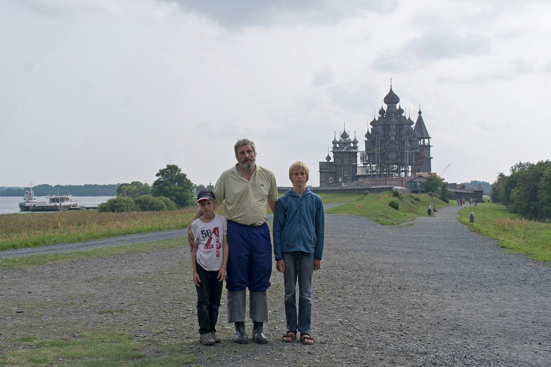 Я с Герой (слева) и Тимой в Кижах. Июль 2013 г.