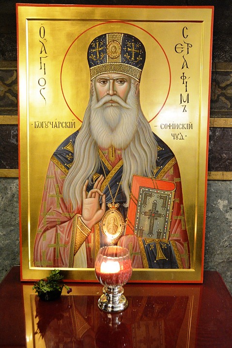 На Великом славословии при большом стечении молившегося народа из алтаря была торжественно изнесена икона святителя Богучарского Серафима.