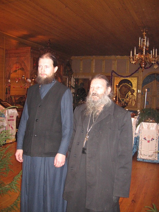 Иерей Михаил Ганешин и архимандрит Кенсорин (откуда-то из Пскова) во Внутовской Успенской церкви.