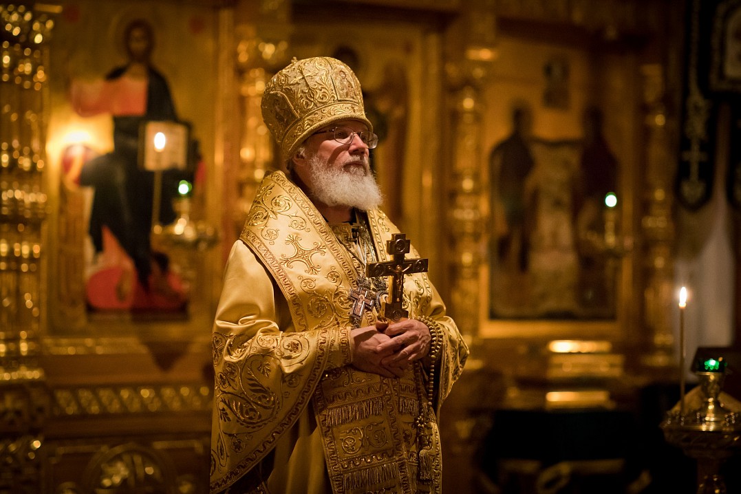 И человек может в отчаянии взывать к Богу или, если не верит в Бога, просто взывать и спрашивать, что происходит и почему, отчего, забывая о том, что все испытания, все тяготы, которые Господь посылает на нашем пути, они попускаются нам, даны для того, чт