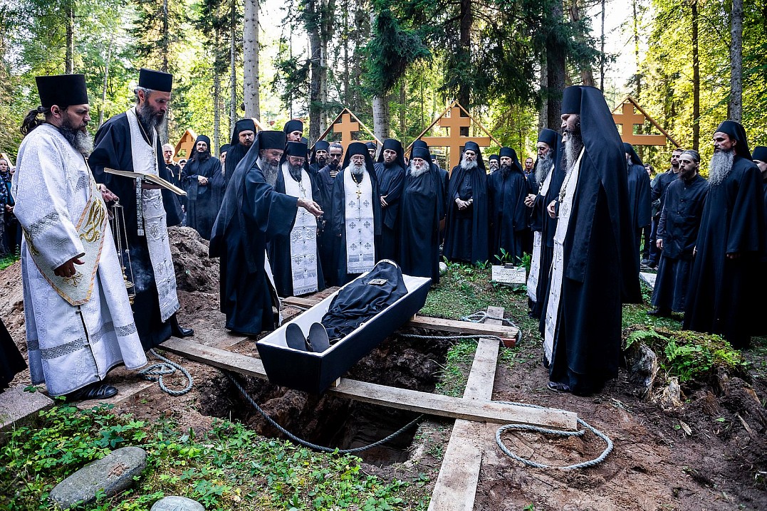 Господня земля и исполнение ея, вселенная и вси живущии на ней.