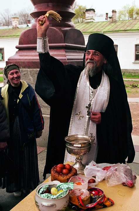 Пасхальные радости. Фото Сергея Компанийченко. 2002 год.