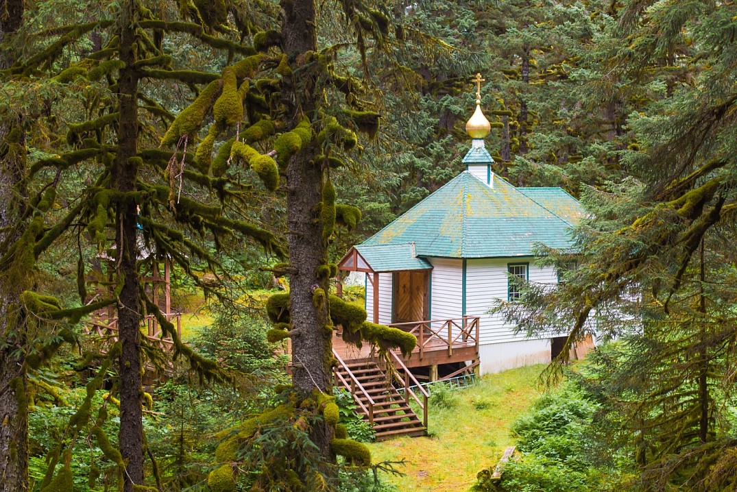 Церковь прпп. Сергия и Германа Валаамских на Еловом острове, воздвигнутая в 1898 году на месте преставления святого Германа. В нижнем помещении — место его упокоения
