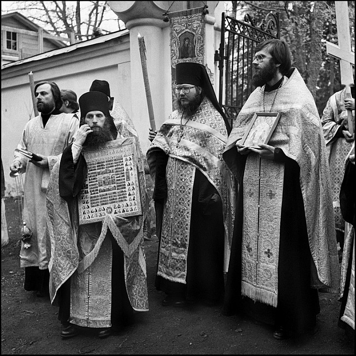 Встреча крестного хода у скита Всех Святых в престольный праздник, 2 июня 1991 года. Фото Сергея Компанийченко.