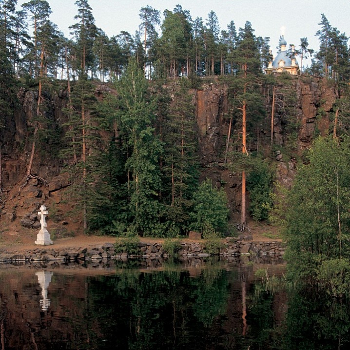 Поклонный крест и Вознесенская часовня у Малой Никоновской бухты. 1992 г.