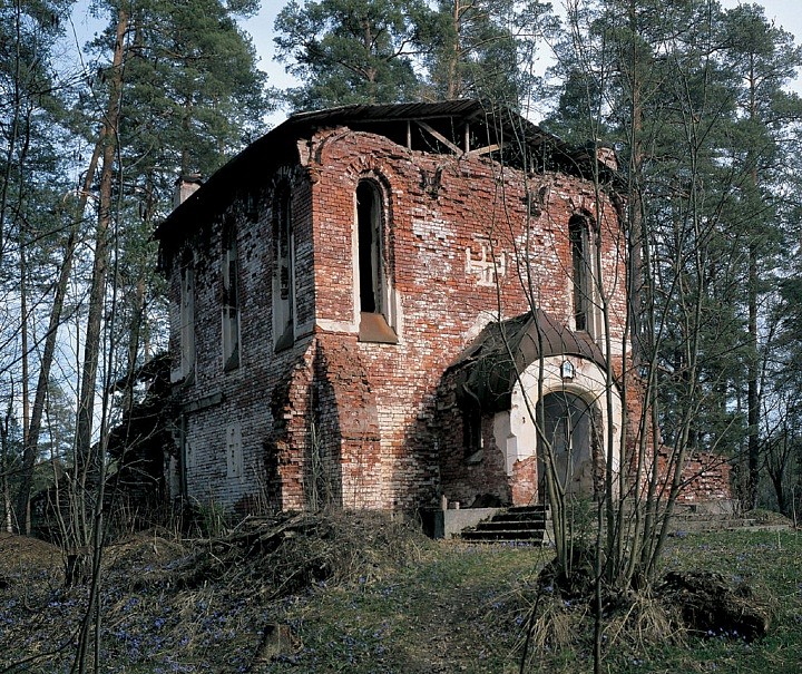 Полуразрушенная церковь Смоленского скита. 2002 г.