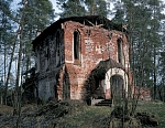 Полуразрушенная церковь Смоленского скита. 2002 г.