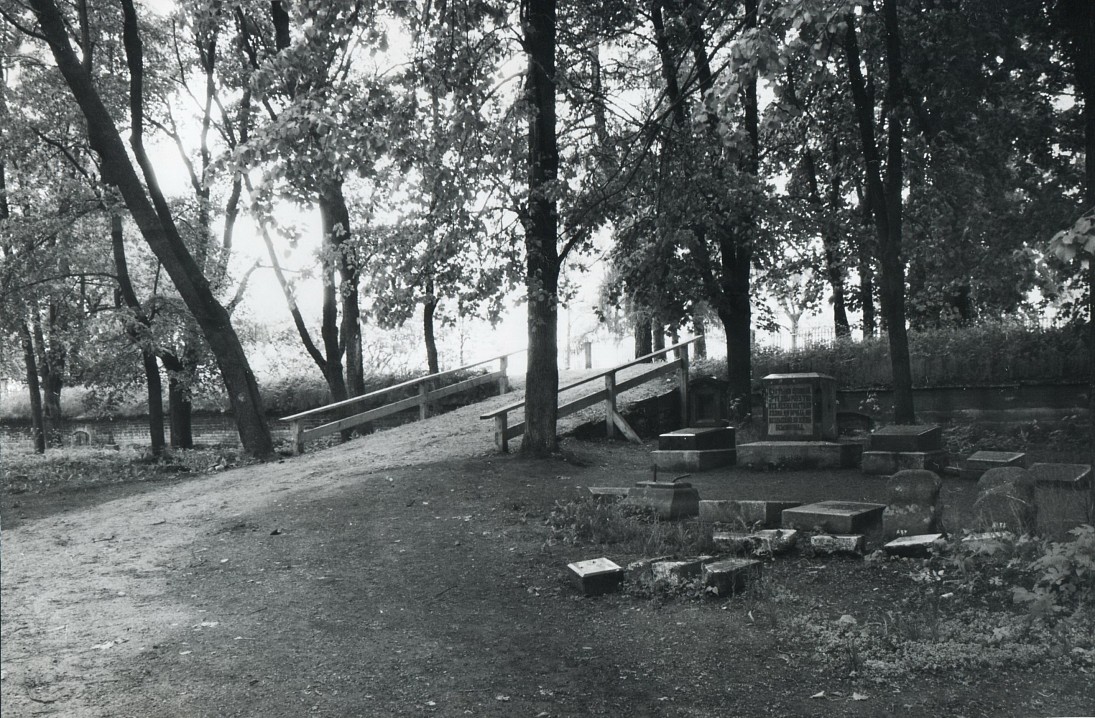 Старое братское кладбище в 40-е годы XX века