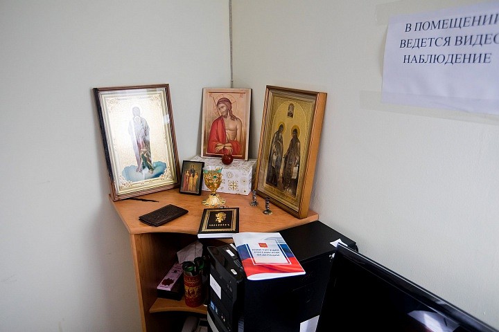 Местный участок отличается от многих других: здесь устроен Красный угол, в котором горит лампада, святые взирают с икон на приходящих избирателей, а брошюры с конституцией лежат рядом с Часословом. 