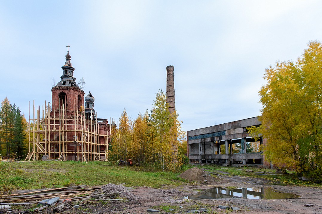 Депутаты передали монастырю небольшой участок площадью 100 на 50 метров, окружающий храм. По обе стороны от него — камнеобрабатывающие предприятия.