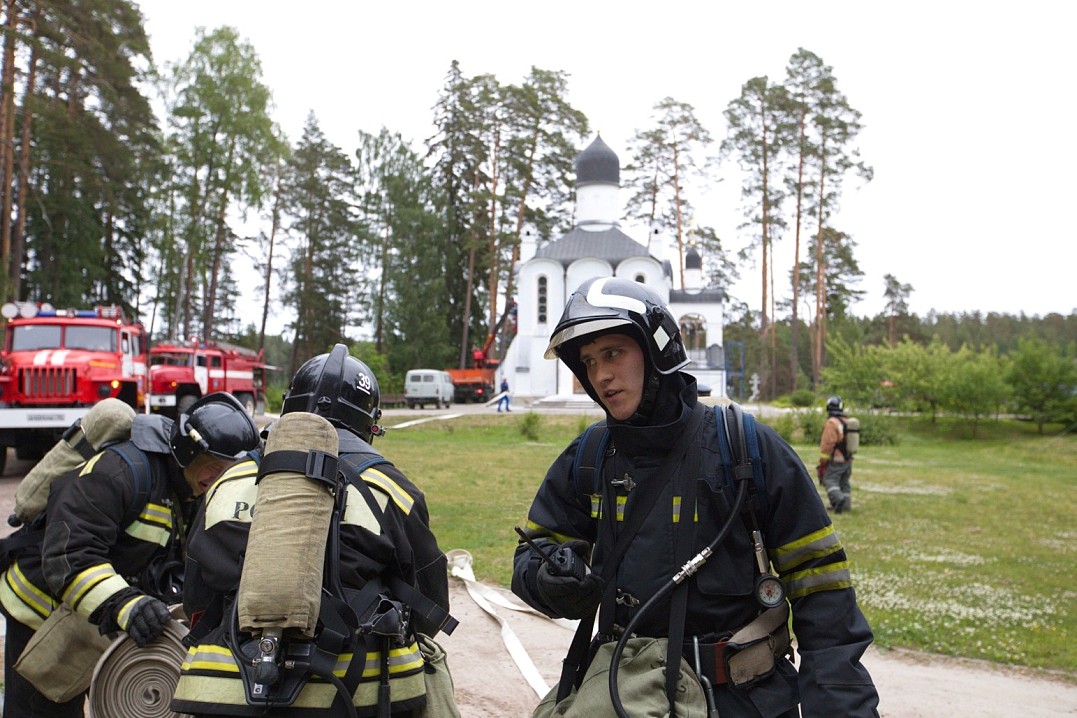 Мы проводим контрольно-проверочные учения, чтобы показать взаимодействие пожарной охраны, находящейся на острове Валаам, а также добровольно-пожарной дружины