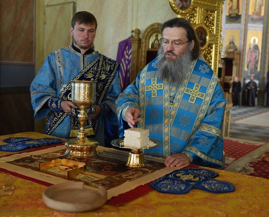 Да приидут к нам времена мирные, и по щедротам Твоим милостиво прими молитву нашу, потому что кающимся, Господи, Ты отверзаешь дверь.