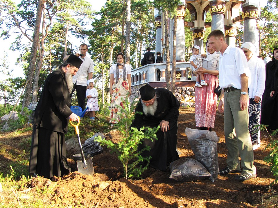 На Светлом острове возле часовни в день рождения Владыки. Фото Виктора Никулина. 21 июля 2010 года.