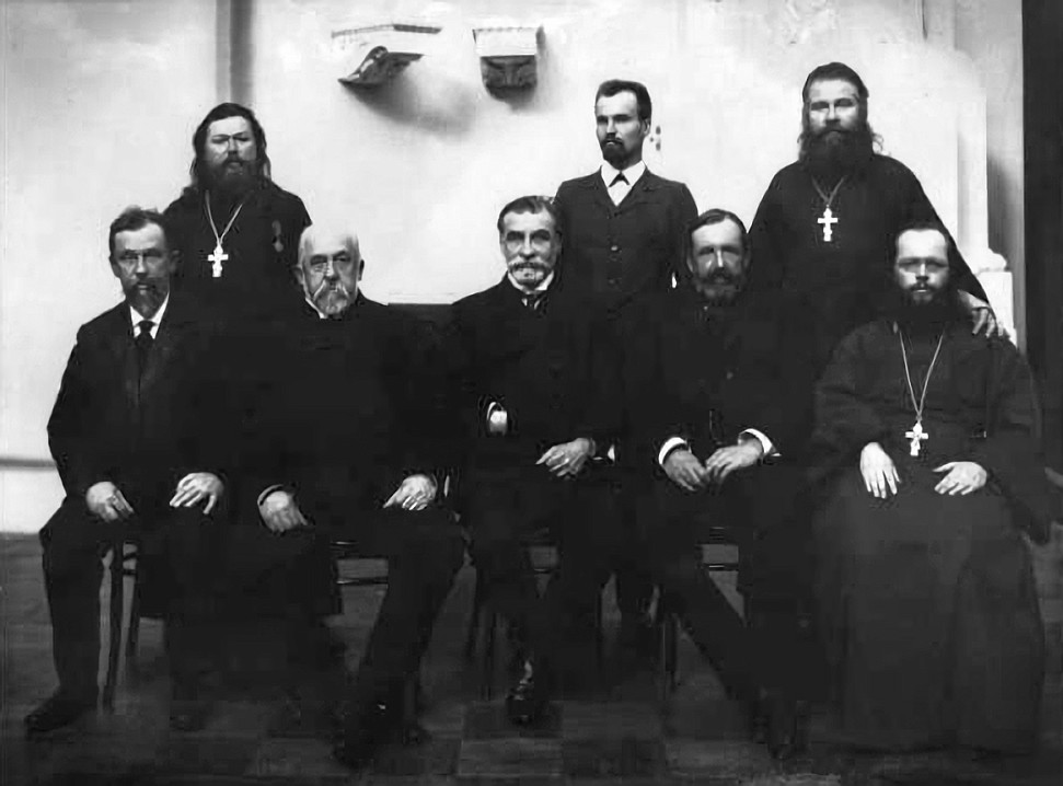 Депутаты Госдумы Российской Империи III-го созыва от Тверской губернии. Сидят: И. И. Большаков, А. С. Паскин, Н. П. Шубинский, А. А. Лодыженский, свящ. Александр Троицкий. Стоят: свящ. Николай Гумилин, П. П. Дворянинов и свящ. Василий Куприянов.