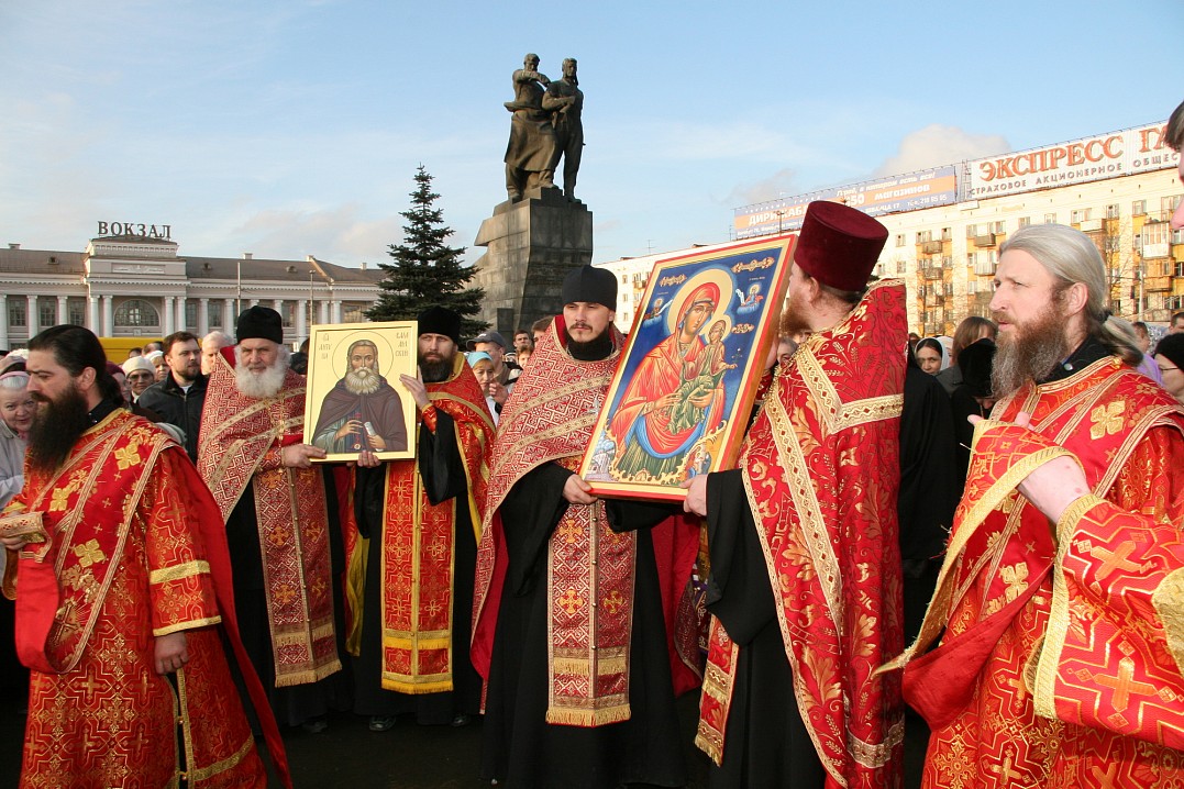 Крестный ход на улицах Екатеринбурга.