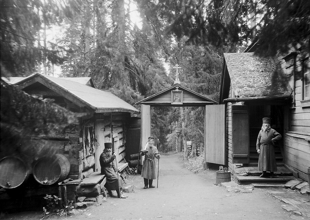 Монахи у ворот Предтечинского скита 