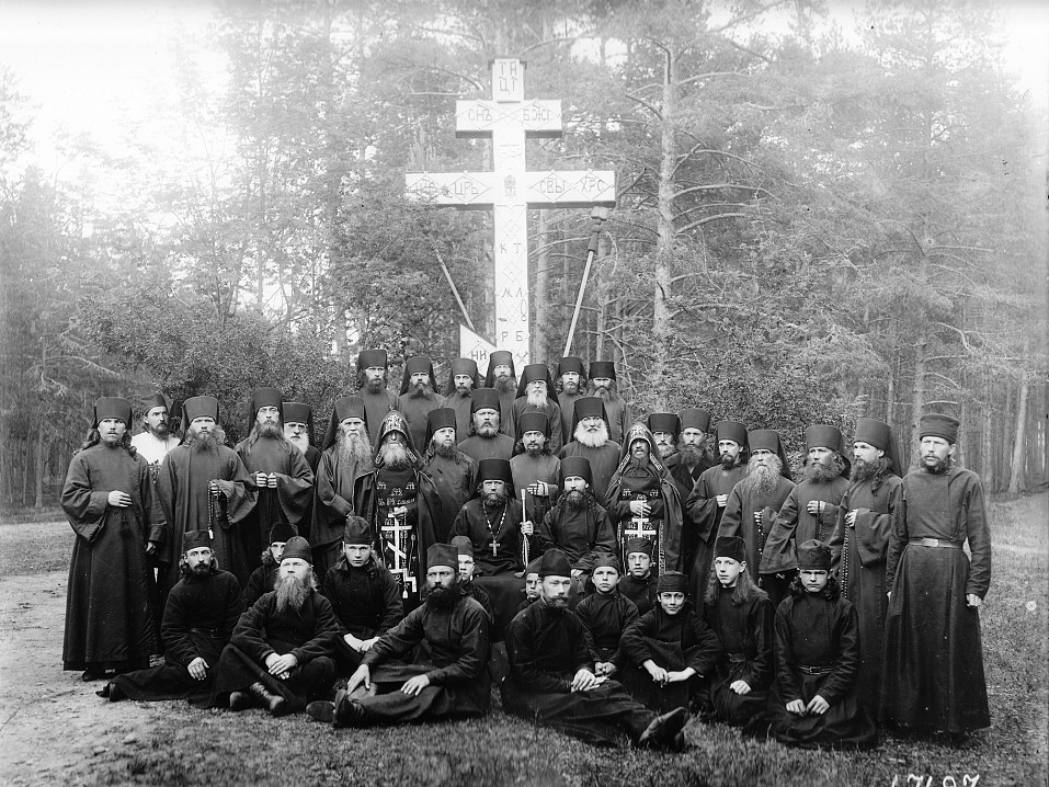 Настоятель отец Пимен с братией Коневского монастыря. Фото конца XIX века.