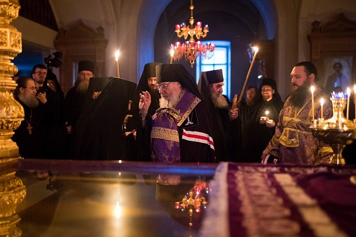 Нам нужно не расслабляться, терпеть все те временные неустройства и искушения, все те скорби, которые неизбежны на иноческом пути, ради обетования. 