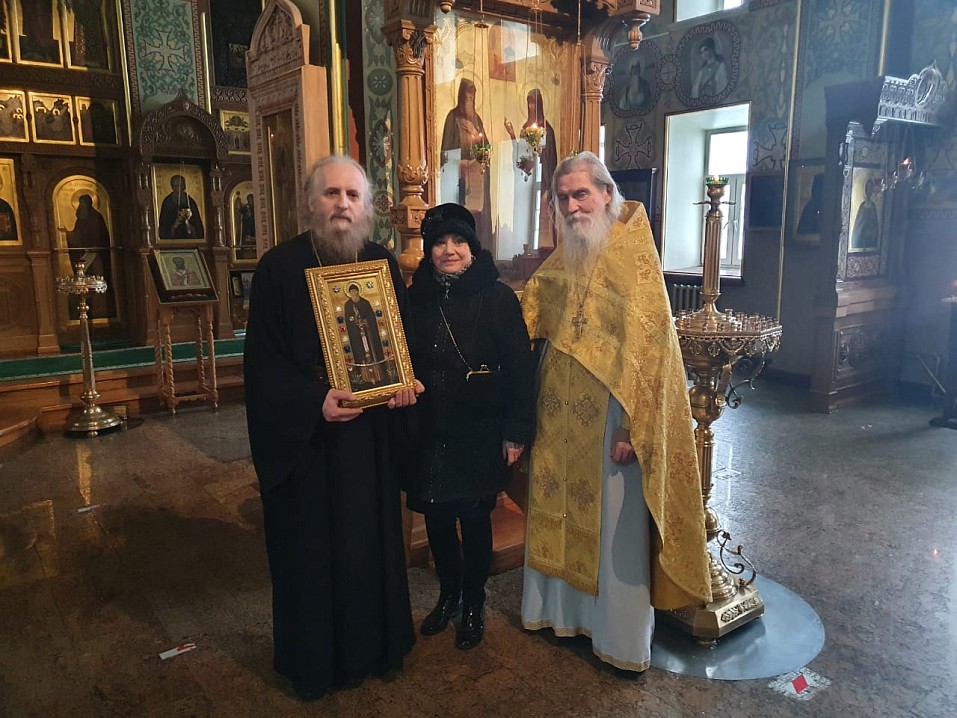 Справа от о. Петра Нина Георгиевна. О. Александр Коблов крайний справа