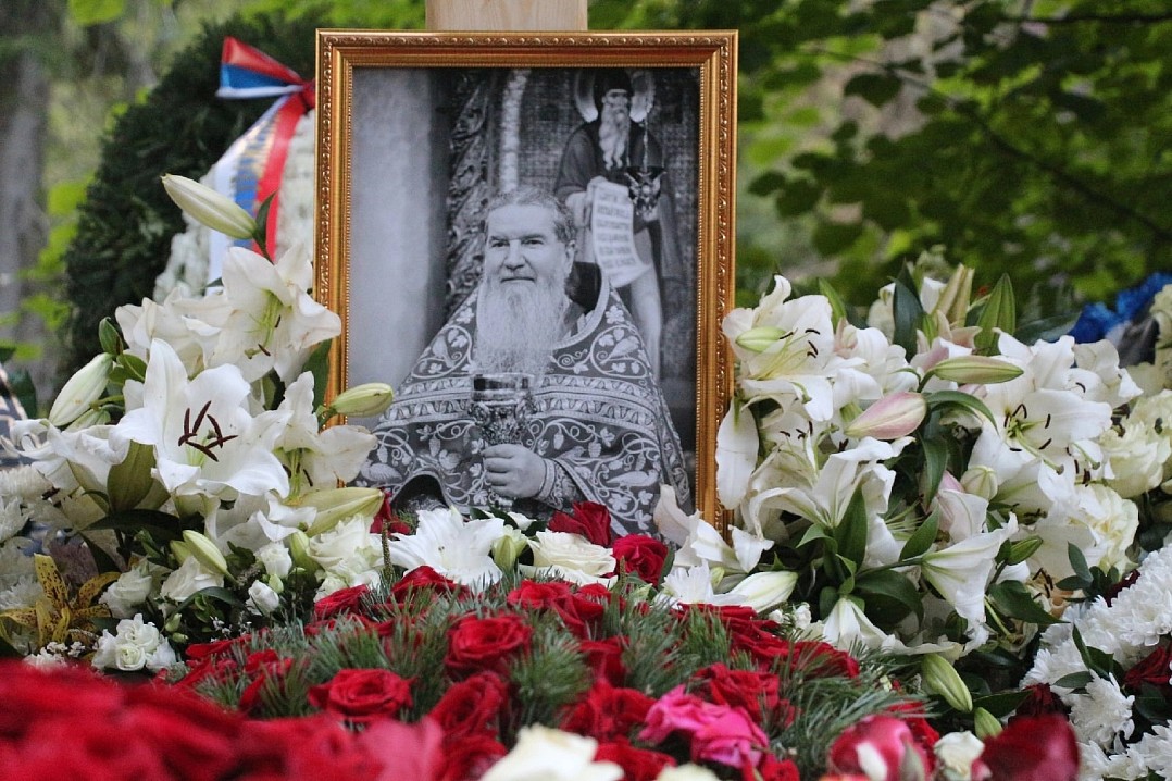 фото на могиле отца Мефодия на Игуменском кладбище