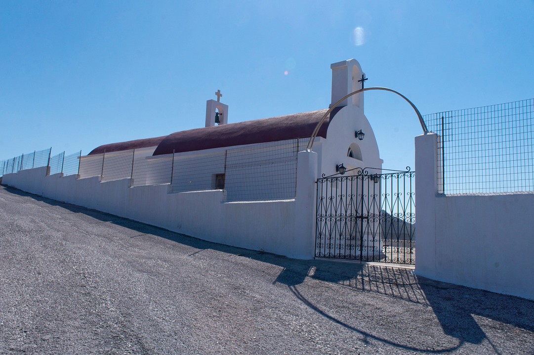 Дворик, в котором находятся маленькая церковь и келья иеромонаха Александра Карадимитриу. Патмос, 1 октября 2014 г.