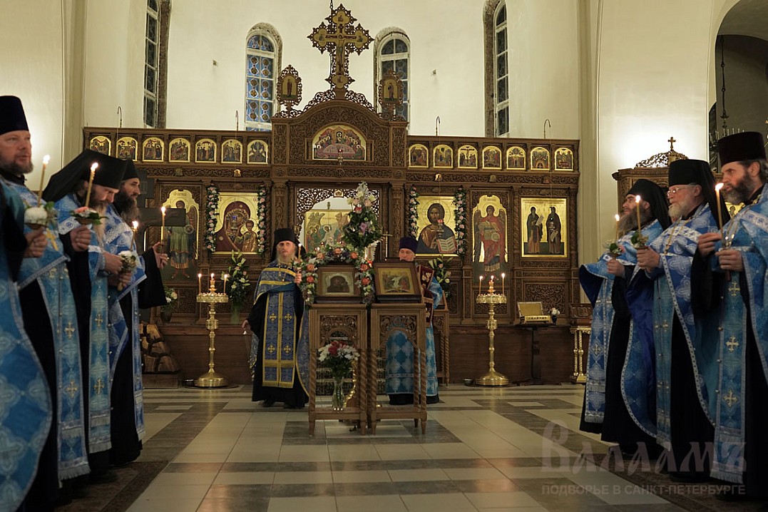 Священники и прихожане усердно молились перед украшенной цветами святыней петербургского подворья – аналойной Казанской иконой Божией Матери, которая чудесным образом обновилась в 1995 году.