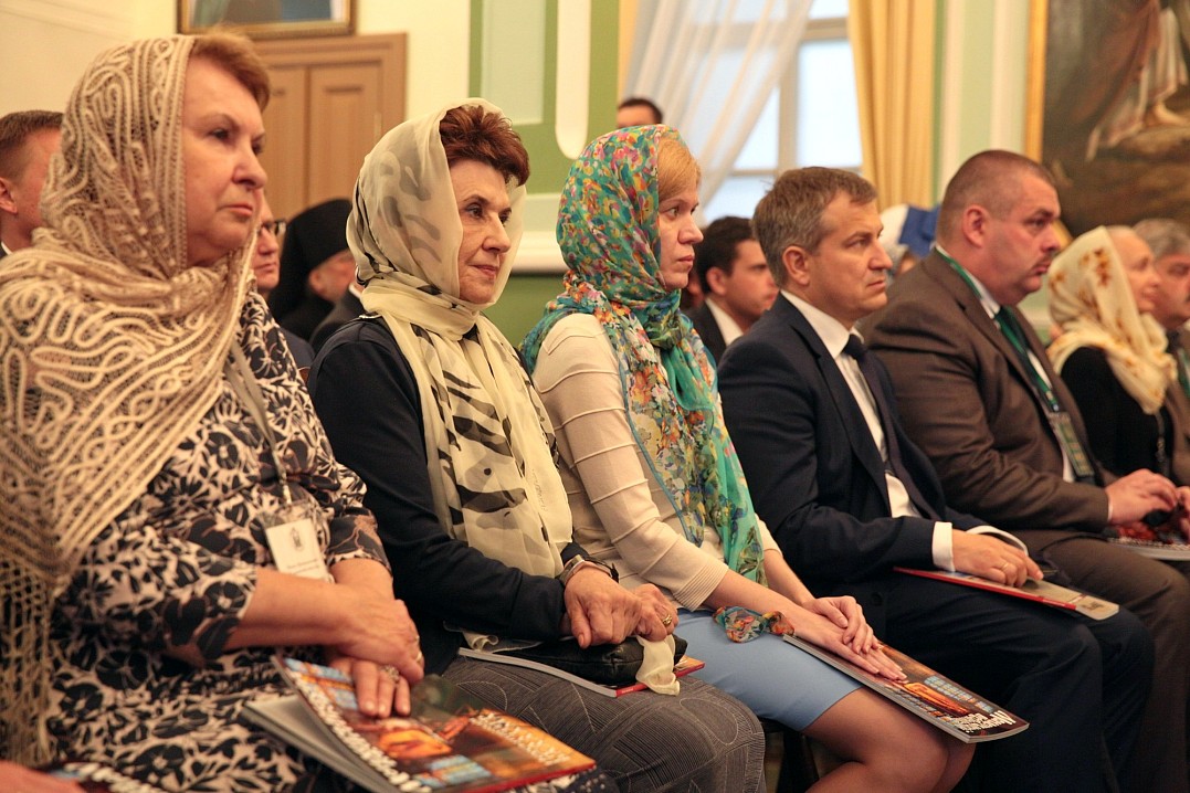 Расцветку тоже лучше выбирать сдержанную, неброскую.