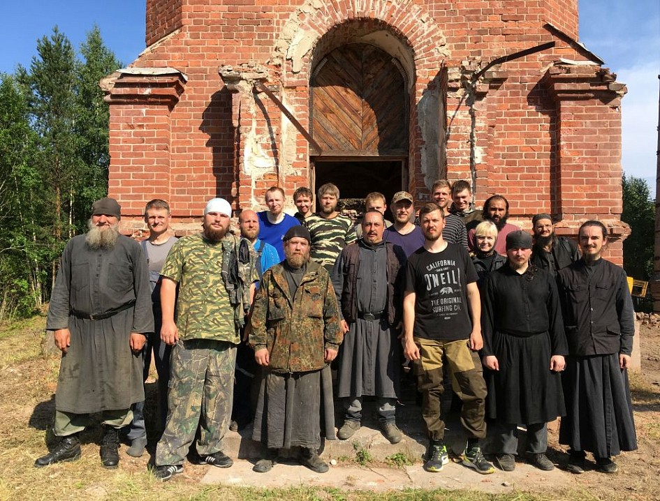 В поездку отправилось семеро семинаристов и два сопровождающих их сотрудника духовной школы.