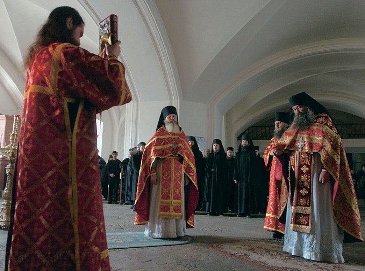 До начала Божественной Литургии совершается молебен перед Валаамской иконой Божией Матери. 2004 г.