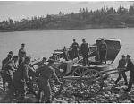 Перевозка орудия на моторном понтоне. Сентябрь 1941 года. Из материалов Финского военного фотоархива SA-Kuva