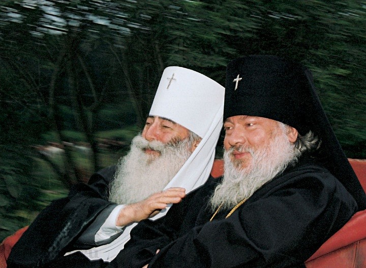 Гости монастыря - митрополит Санкт-Петербургский и Ладожский Владимир и архиепископ Петрозаводский и Карельский Мануил. 2001 г.