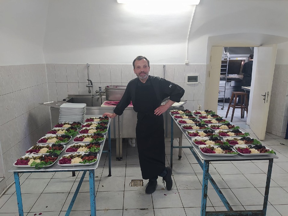 Послушание на кухне. Ответственный за салаты!