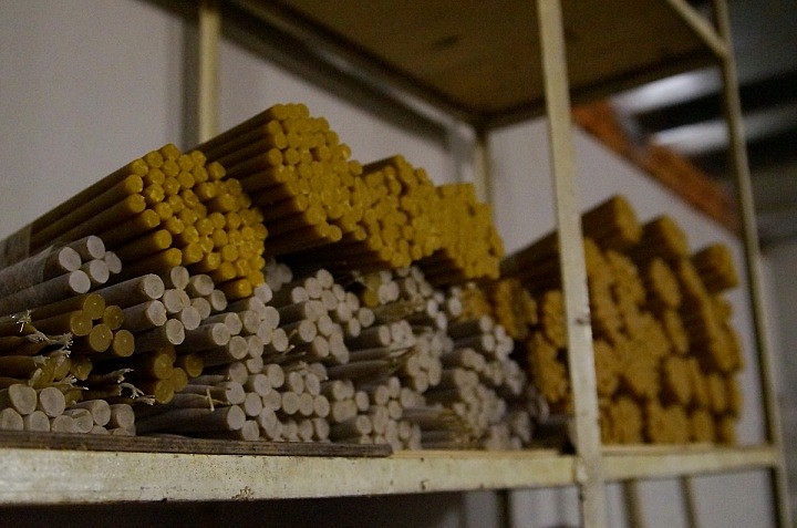 Через века пришла традиция возжигания свечей в православных храмах. По представлению верующих, и сейчас покупка свечи символизирует малую добровольную жертву человека Богу и храму Его.