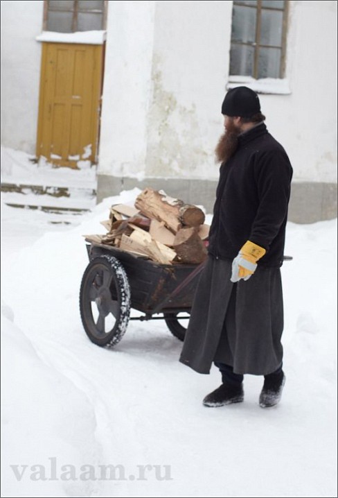 Транспортировка наколотых дров в храм