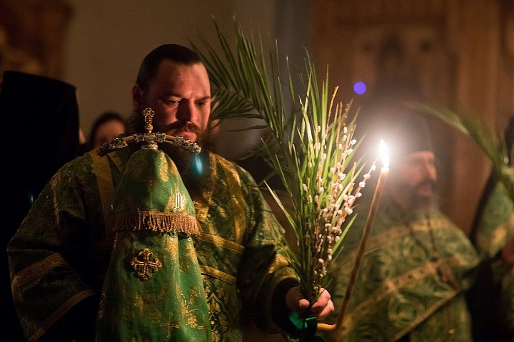 Освящается в первую очередь христианин, держащий в руке вербу 