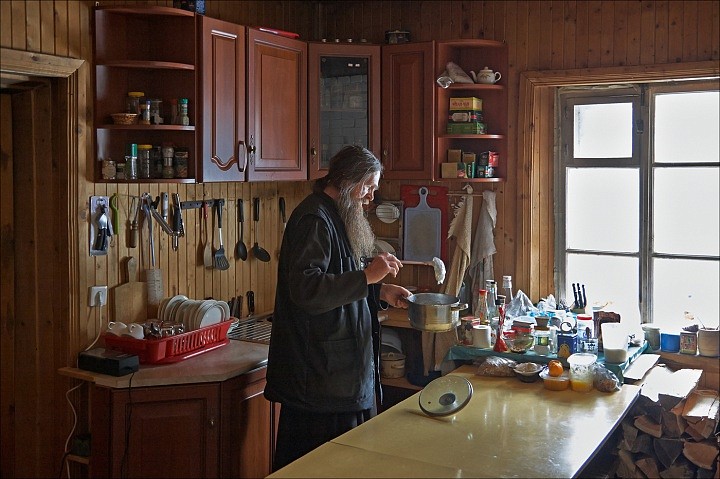 В трапезной скита