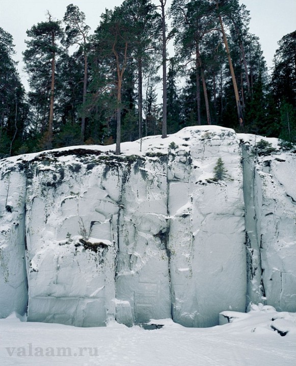 Заиндевелые скалы Монастырской бухты. 2003 г.