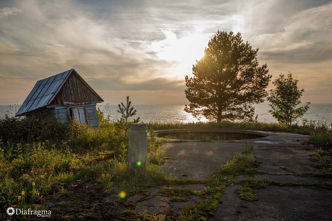 Волномерная будка, располагающаяся на краю обрыва мыса Красный у орудийного дворика