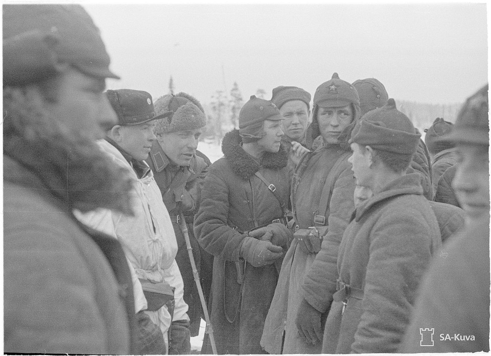Красноармейцы и финские военные. Кухто, 13-14 марта 1940 г.