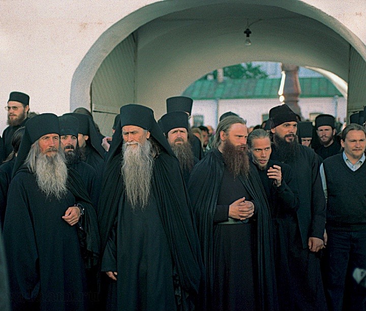 Братия монастыря встречает Святейшего Патриарха. 2002 г.