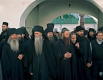 Братия монастыря встречает Святейшего Патриарха. 2002 г.