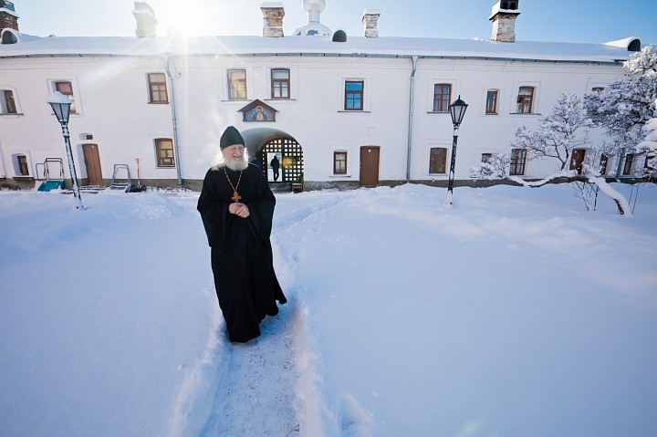 Некоторые из Валаамских насельников не стали есть труд пекарей за столом, но бережно вынесли птиц в ладонях на улицу, на упоительный весенний воздух, под лучи жаркого солнца.