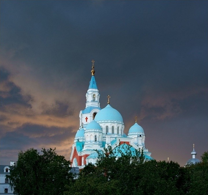 Вид на собор. Перед грозой.