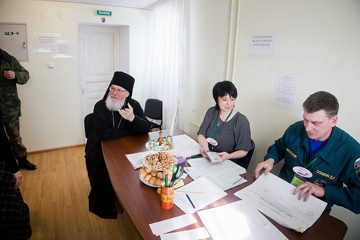 В соответствии с Конституцией Российской Федерации глава государства избирается на шестилетний срок путем прямого всеобщего тайного голосования.