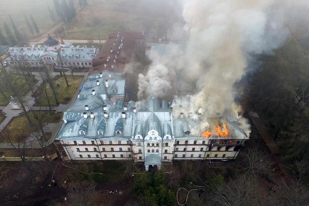 Пожар в Зимней гостинице 1 мая 2016 года