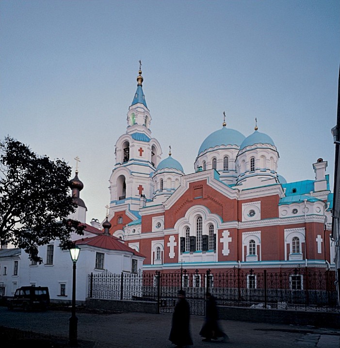 Раннее утро. Монастырь пробуждается. 2003 г.