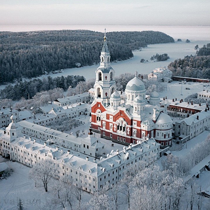 Окончание реставрации фасадов Спасо-Преображенского собора позволяет любоваться обителью во всей ее красе. 2003 г.