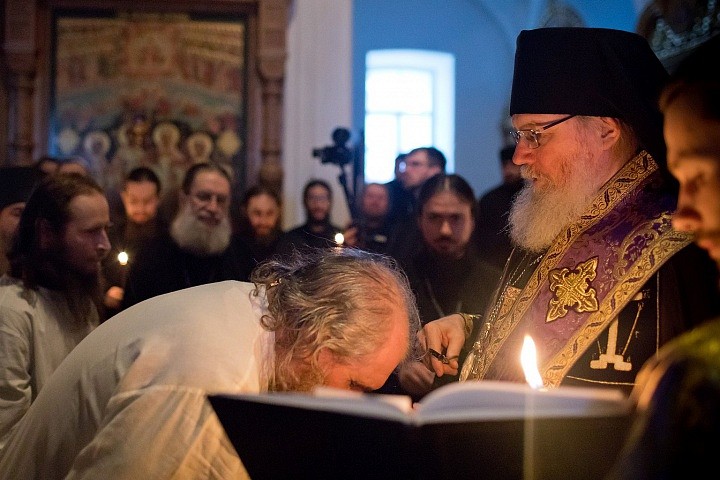 Принятие монашества невозможно без особой воли Божией, без заботы Господа, без призвания. Поэтому правильно приходить в монастырь, а не “уходить” туда только лишь от горя.