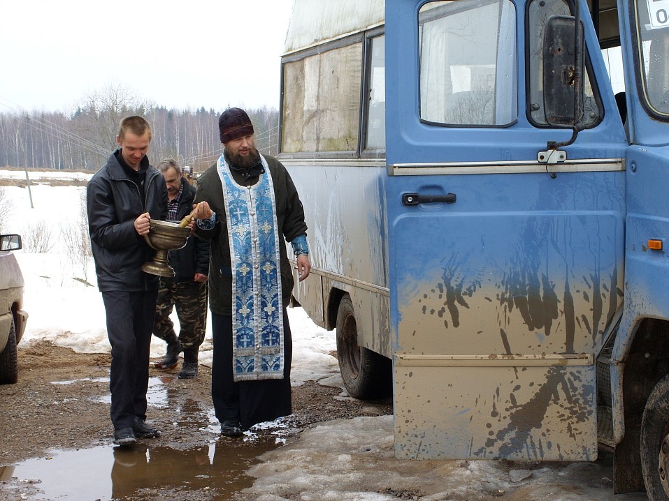 Освящение автобуса, на котором в церковь возили прихожан из посёлка Анциферово. 7 апреля 2008 г.