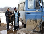 Освящение автобуса, на котором в церковь возили прихожан из посёлка Анциферово. 7 апреля 2008 г.